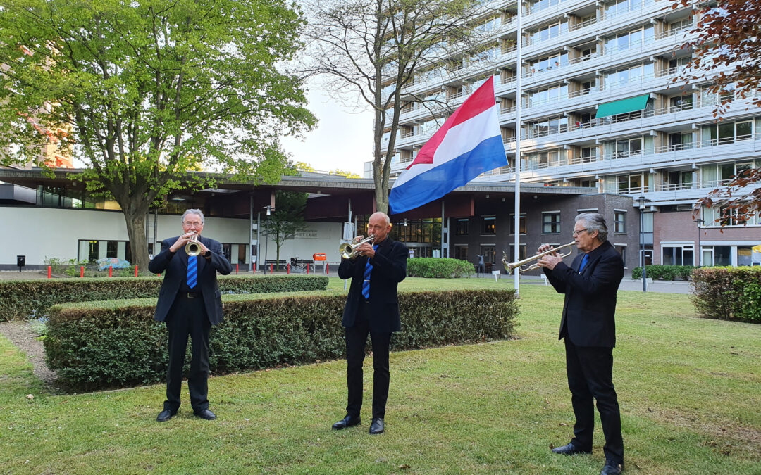 Trompettisten Seniorenorkest Tilburg blazen signaal Taptoe